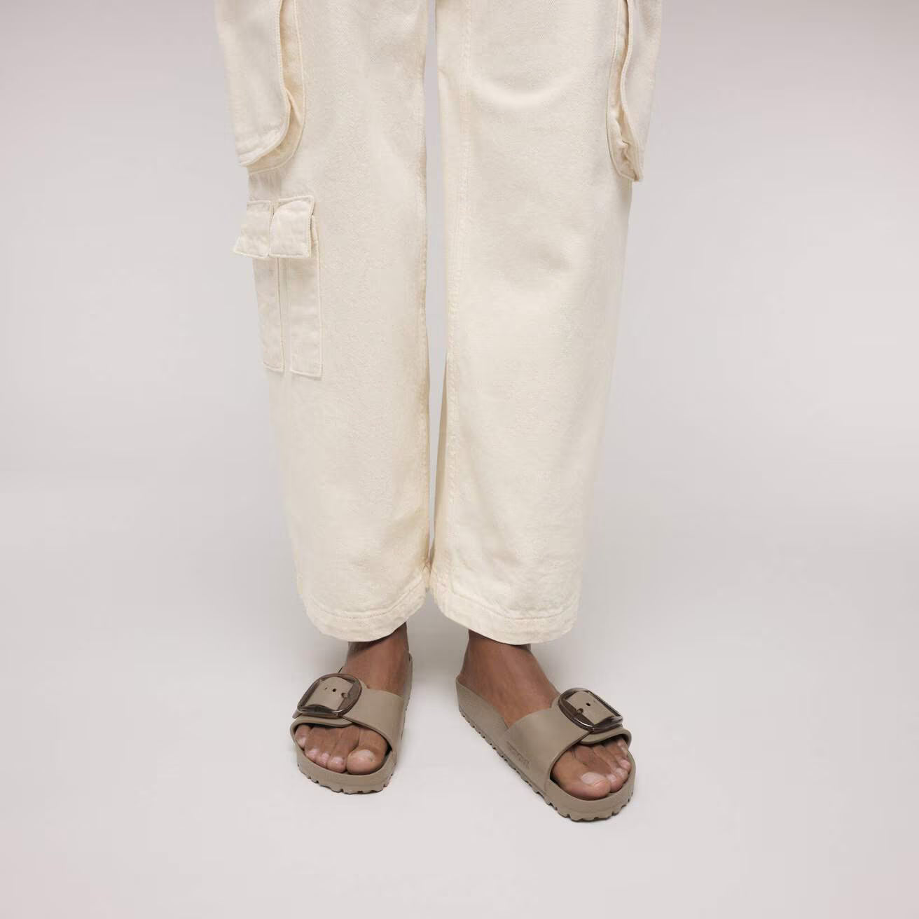 Madrid Big Buckle Eva Gray Taupe